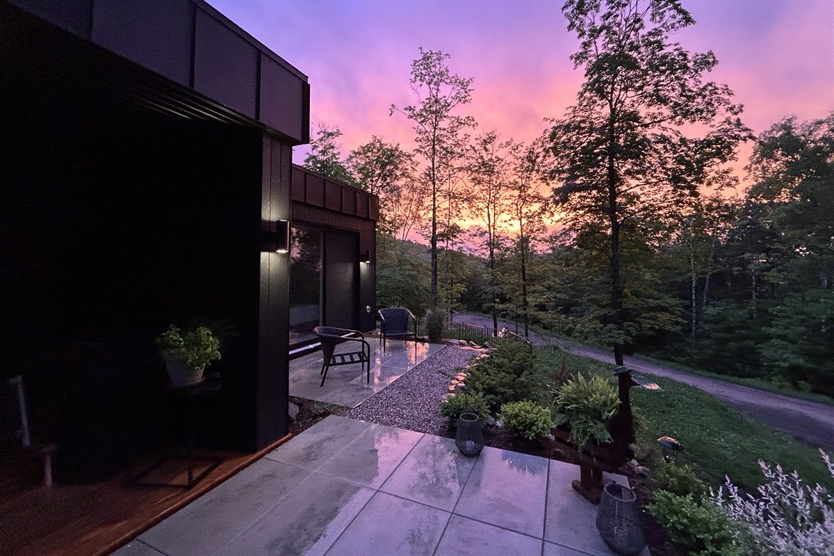 La terrasse sous un coucher de soleil violet d’octobre
