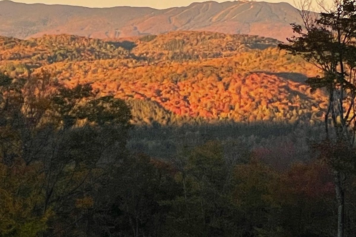 La vallée en pleine couleur d’automne, la crête de Tremblant derrière