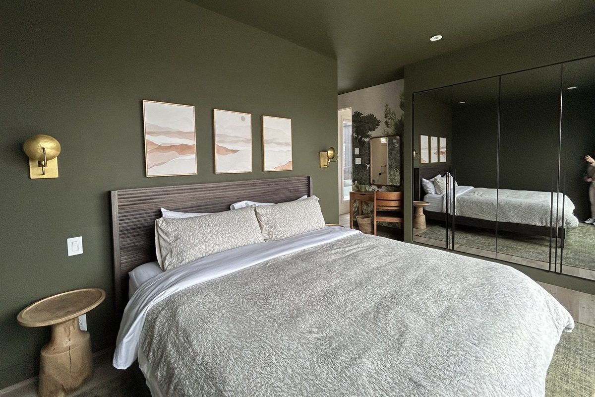 Suite king 2, une penderie miroir sur toute la longueur du mur
