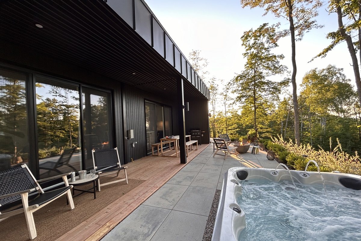 La terrasse et le spa sur toute la longueur de la maison