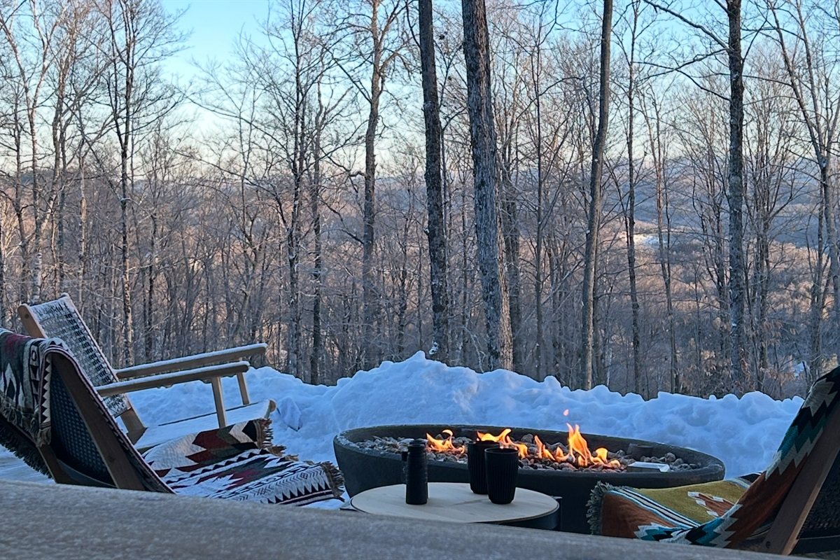 Le rond de feu qui brûle sur la terrasse, dans la neige épaisse